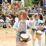 太鼓を打ち鳴らして氏子たちが踊った「大杉ざんざこ踊り」＝養父市大屋町大杉