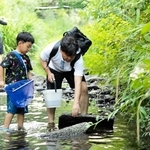 モニタリング部のメンバーと地域住民らが大谿川を調査した＝豊岡市城崎地域（イガキフォトスタジオ撮影、ＫＩＡＣ提供）
