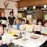 喫茶店「パピヨン」に月１回、絵手紙サークルの会合で集まるメンバーたち＝豊岡市出石町寺坂