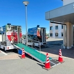 下水道が復旧せず、トイレが使えない宇城市役所に設置された新温泉町のトイレカー（同町提供）