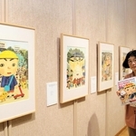 長谷川義史さんの絵本の原画など約１００点を紹介する＝豊岡市出石町内町
