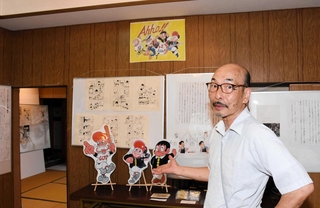 自身が手がけた漫画作品の原画の展示施設をオープンしたコンタロウさん＝養父市広谷