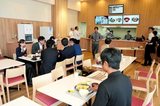 たじまんまで販売する食材の料理などが味わえる店内＝豊岡市八社宮