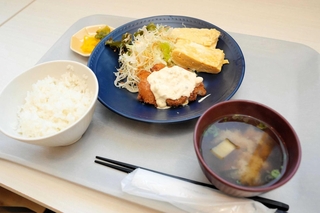 但馬産のニワトリや卵を使ったチキン南蛮とだし巻き卵がメインの「たべまんま定食」＝豊岡市八社宮