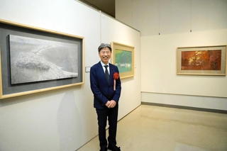 一の宮を題材とした作品などを描く西田眞人さん＝豊岡市小島