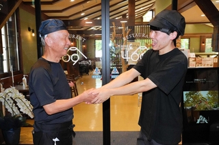 神そばの安藤一美さん（左）と、そば打ちの技術を受け継ぐ児玉竜之介さん＝豊岡市日高町栗栖野