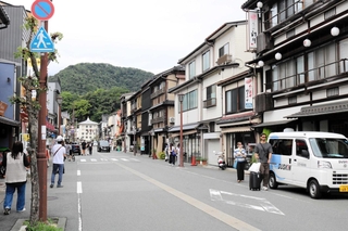 国内外からの観光客でにぎわう城崎温泉街＝豊岡市城崎町湯島（撮影・阿部江利）