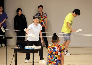 「からだ・からだ・からだは毎日語りかけている」の本番を前に練習に力が入る＝養父市八鹿町八鹿