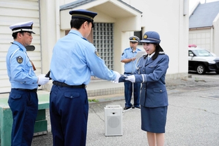 一日署長に任命された関智絵乃さん（右）＝豊岡市昭和町