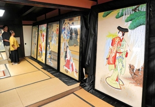 歴代の歌舞伎絵が展示された会場＝豊岡市出石町宵田