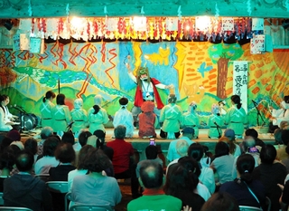 豊岡市但東地域の農村舞台で上演した「但東さいさい」＝豊岡市但東町久畑