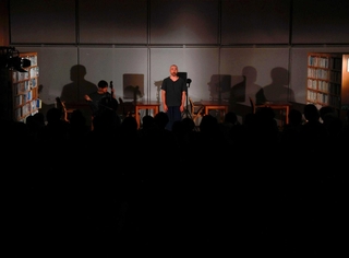 図書館で上演された「山月記」＝朝来市新井