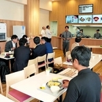 たじまんまで販売する食材の料理などが味わえる店内＝豊岡市八社宮