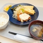 但馬産のニワトリや卵を使ったチキン南蛮とだし巻き卵がメインの「たべまんま定食」＝豊岡市八社宮