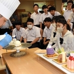 パティシエの作業に真剣な表情で見入る生徒ら＝八鹿青渓中学校