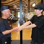 神そばの安藤一美さん（左）と、そば打ちの技術を受け継ぐ児玉竜之介さん＝豊岡市日高町栗栖野