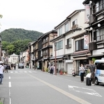 国内外からの観光客でにぎわう城崎温泉街＝豊岡市城崎町湯島（撮影・阿部江利）