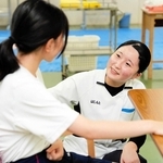 技能五輪全国大会の介護職種に高校生代表として出場する橋本美空さん（右）＝豊岡市日高町岩中