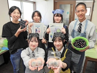 「豊岡ぶどう」の大福を開発・販売した豊岡総合高校の生徒と田中恵さん（後列左端）＝豊岡市下鶴井