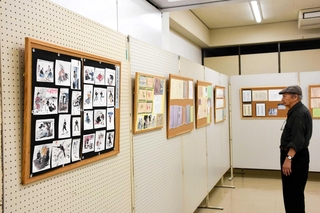 神鍋山田家や出石藩と山田風太郎さんの関わりを紹介する展示＝但馬文教府