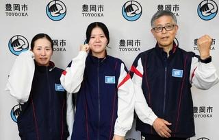 国民スポーツ大会に出場する（左から）浅沼友貴さんと永田歩実さん、谷口隆夫さん＝豊岡市中央町
