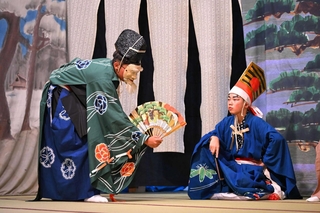 翁を演じた山下愛丸さん（左）と黒木尉役の山下晃佑さん＝香美町香住区訓谷