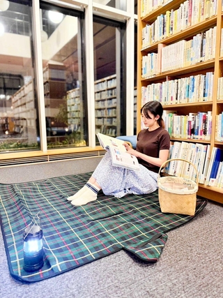 図書館の床で本を読めるナイトライブラリー（豊岡市立図書館提供）
