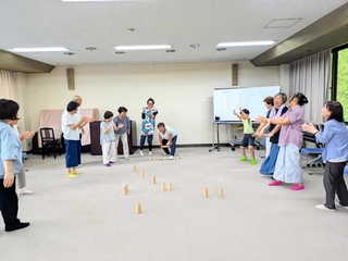 メンバーの新たなブームはモルック大会＝小坂地区コミュニティセンター（河合美智子さん提供）
