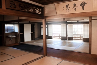 広い中廊下を挟み、客室が並ぶ旧「まえの旅館」の内部。１、２階とも縁が設けられている＝豊岡市城崎町湯島