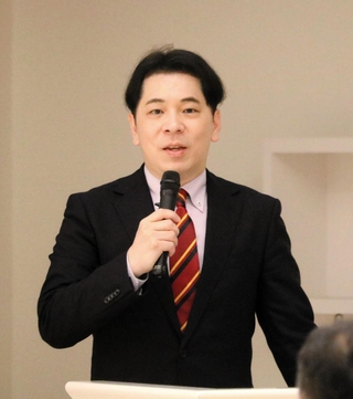 講演する慶応義塾大学の上席所員金子光さん＝豊岡市若松町