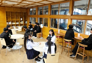 生野高校生の思いから完成した「いくイエ」。図書の貸し出しにも応じる＝朝来市生野町口銀谷