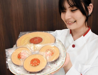 直径９センチから２１センチのバウムクーヘンを販売している＝養父市八鹿町八鹿