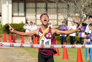 優勝のゴールを果たした豊岡の１年松島志龍さん＝豊岡市出石町口小野