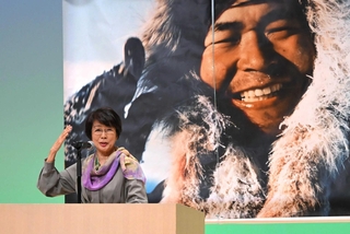 基調講演をする市毛良枝さん＝豊岡市民プラザ