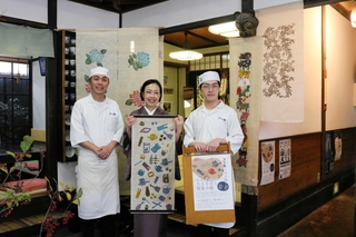 「甚兵衛」創業５０年を記念し、開店当初から店ののれんなどを手がける作家、寺口敬子さんの作品展を開いている＝豊岡市出石町小人