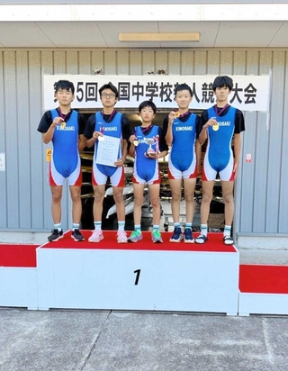 舵手付き男子４人乗りで優勝した城崎中学校の選手ら＝豊岡市城崎町楽々浦（同校提供）