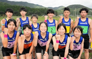 いずれも優勝を果たした豊岡北の男女メンバー＝豊岡市日高町山田