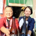 特製ラベルを付けて販売する奥多々良木発電所の貯蔵酒＝朝来市多々良木
