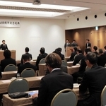 県鞄工業組合の設立６０年を記念する式典に集まった組合員たち＝豊岡市城崎町湯島