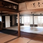 広い中廊下を挟み、客室が並ぶ旧「まえの旅館」の内部。１、２階とも縁が設けられている＝豊岡市城崎町湯島