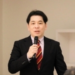 講演する慶応義塾大学の上席所員金子光さん＝豊岡市若松町