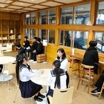 生野高校生の思いから完成した「いくイエ」。図書の貸し出しにも応じる＝朝来市生野町口銀谷