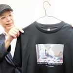 コウノトリTシャツ第3弾　豊岡のご当地雑貨の店「出石版」を発売　皿そば食べる姿デザイン
