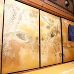 修復された「隆国寺障壁画」の一つ、「老松孔雀図」＝豊岡市日高町荒川
