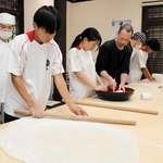 出石高生、そば打ち実演へ　職人が指導、29日の「皿そば新そばまつり」で披露　豊岡