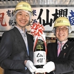 蔵出しした「仙櫻」を手にする山陽盃酒造の壷阪雄一社長（左）と養父市の大林賢一市長＝同市大屋町明延