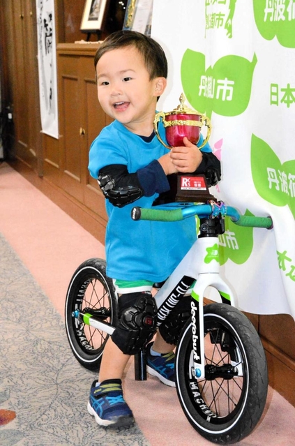 ペダルのない自転車「ランニングバイク」の選手権で優勝した若泰吏汰ちゃん＝丹波篠山市役所