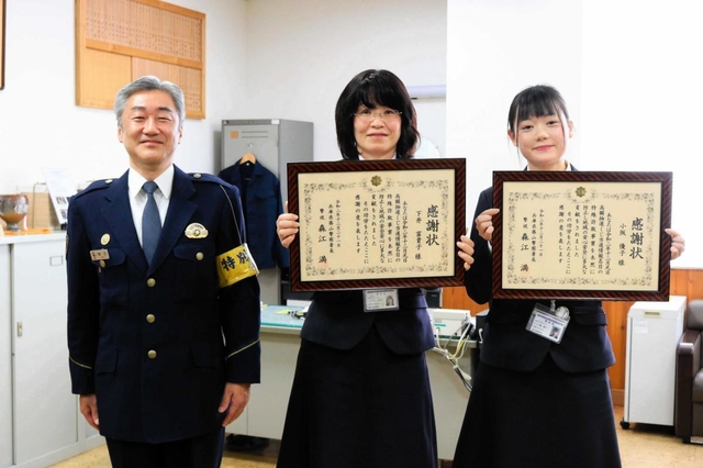 特殊詐欺被害を防ぎ、森江満署長（左）から感謝状を受け取った小阪優子さん（右）と下井富貴子さん＝篠山署