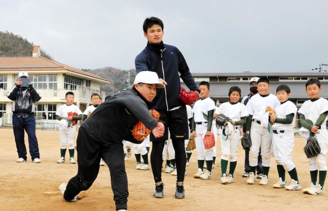 後輩の投球を見守る中森俊介投手＝多紀小学校