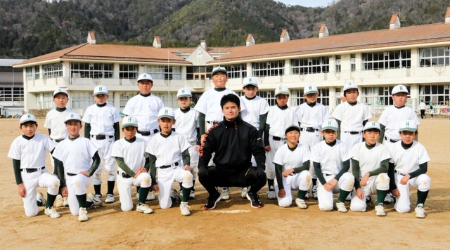 篠山東野球少年団の選手たちと写真に納まる中森俊介投手（前列中央）＝多紀小学校